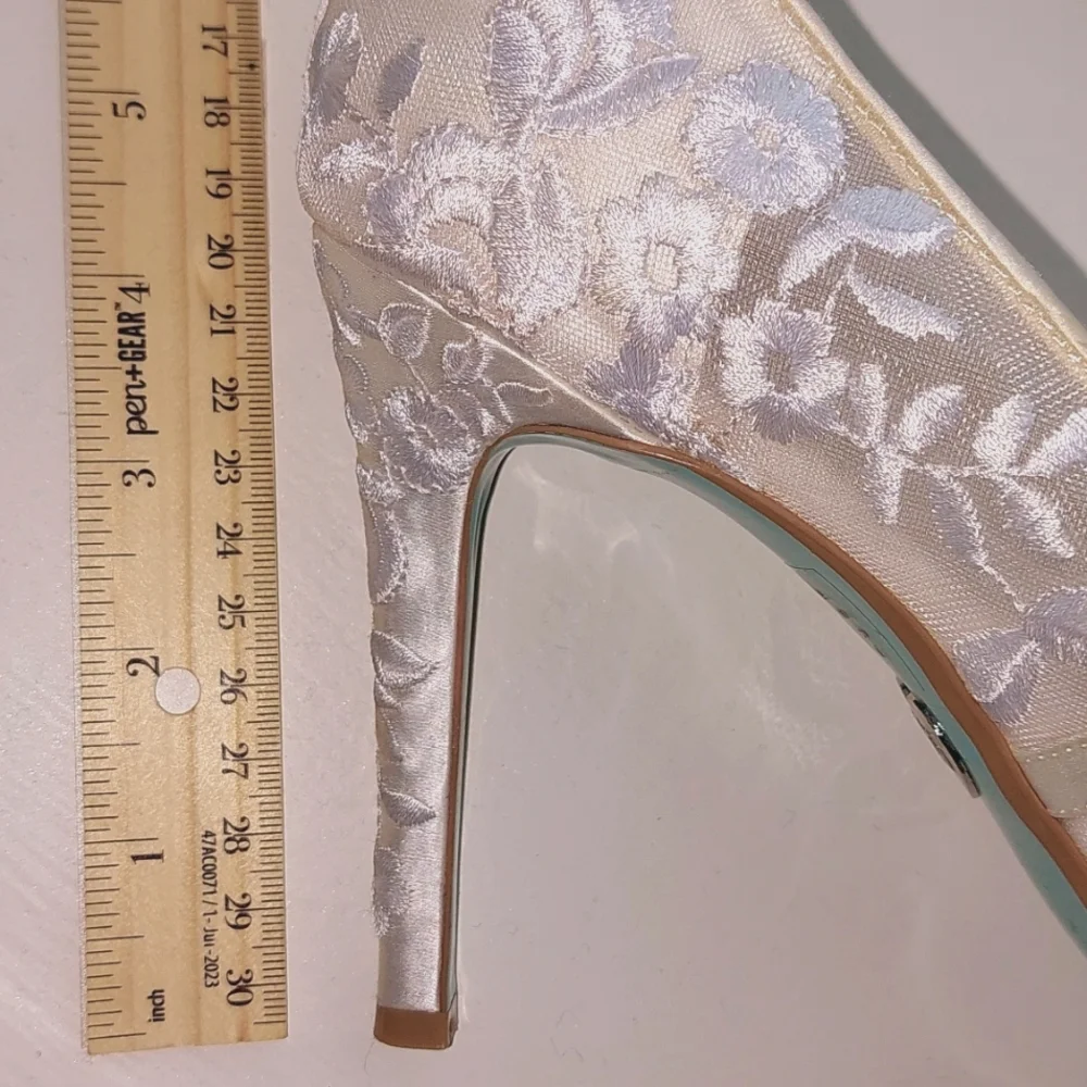 Betsey Johnson Open Toe Embroidered White Cream Heels Sz 10